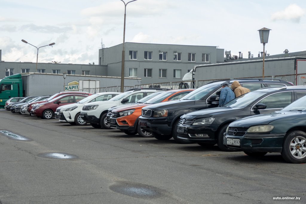 Пару свежачков из Европы и сплошная «бэушка». Что теперь продают на брестском авторынке?