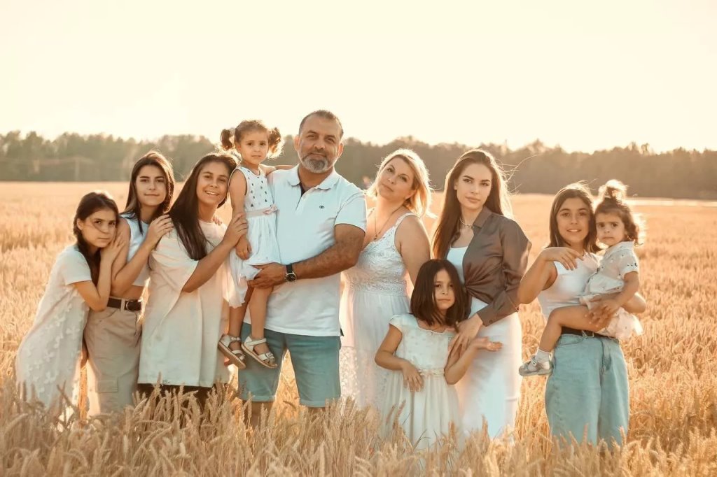 Семья белоруски и иранца: восемь дочерей и платья на каждую годовщину свадьбы