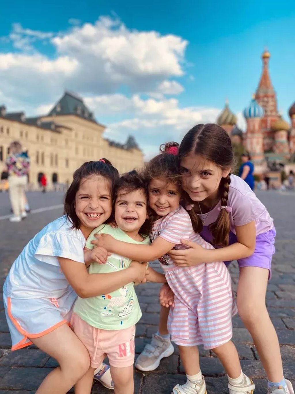 Семья белоруски и иранца: восемь дочерей и платья на каждую годовщину свадьбы