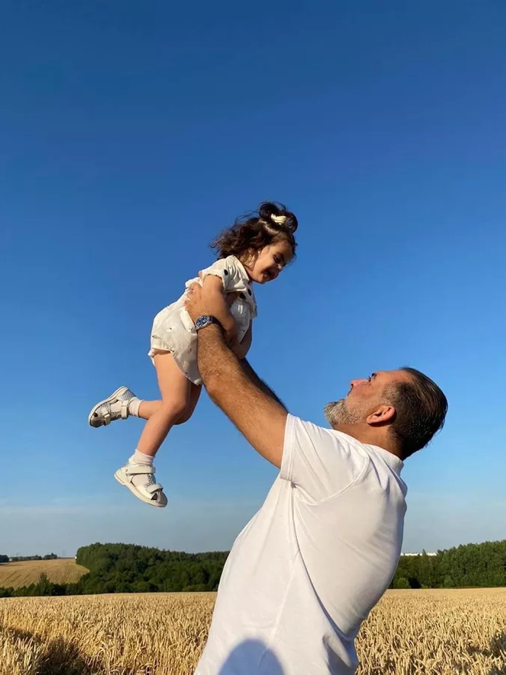 Семья белоруски и иранца: восемь дочерей и платья на каждую годовщину свадьбы