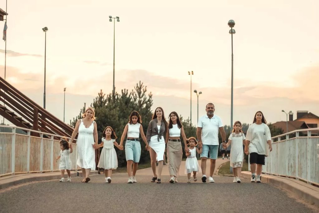 Семья белоруски и иранца: восемь дочерей и платья на каждую годовщину свадьбы