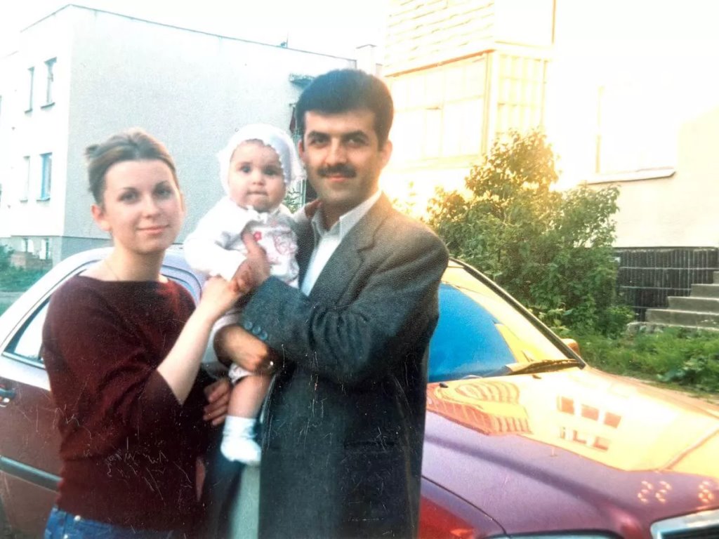 Семья белоруски и иранца: восемь дочерей и платья на каждую годовщину свадьбы