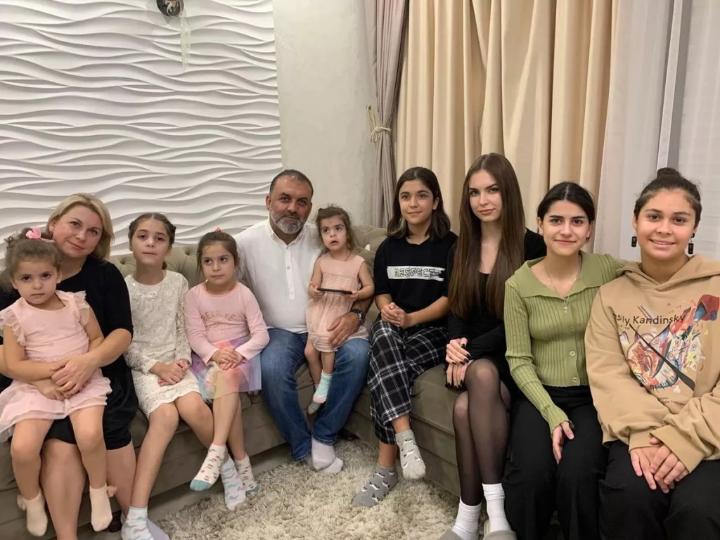 Семья белоруски и иранца: восемь дочерей и платья на каждую годовщину свадьбы