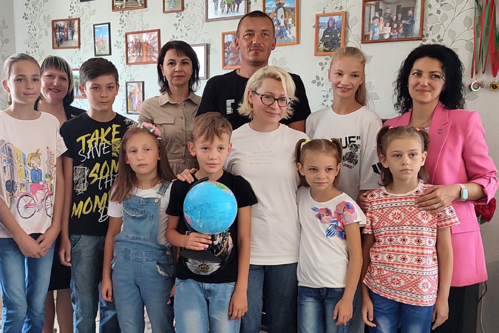 Как это – быть родителями-воспитателями в доме семейного типа? История семьи из Ляховичей