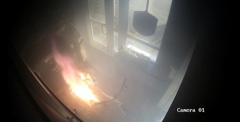 Незатушенный окурок в клумбе стал причиной серьезного пожара в ресторане