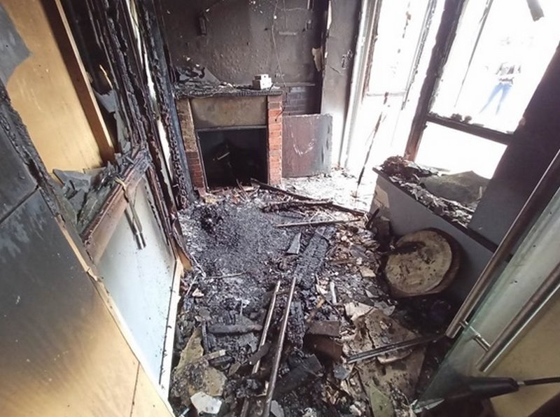 Незатушенный окурок в клумбе стал причиной серьезного пожара в ресторане