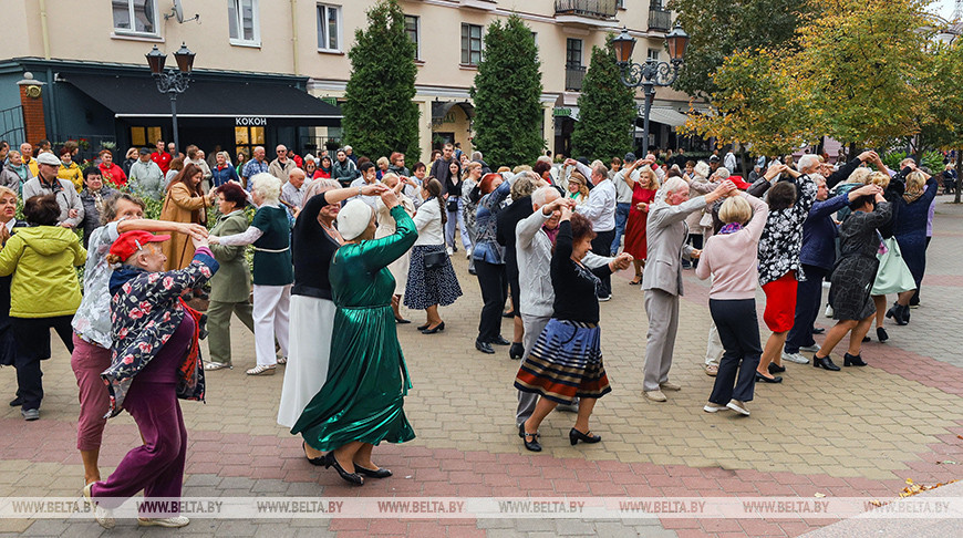 В ритме вальса: Брестский городской духовой оркестр закрывает сезон уличных концертов