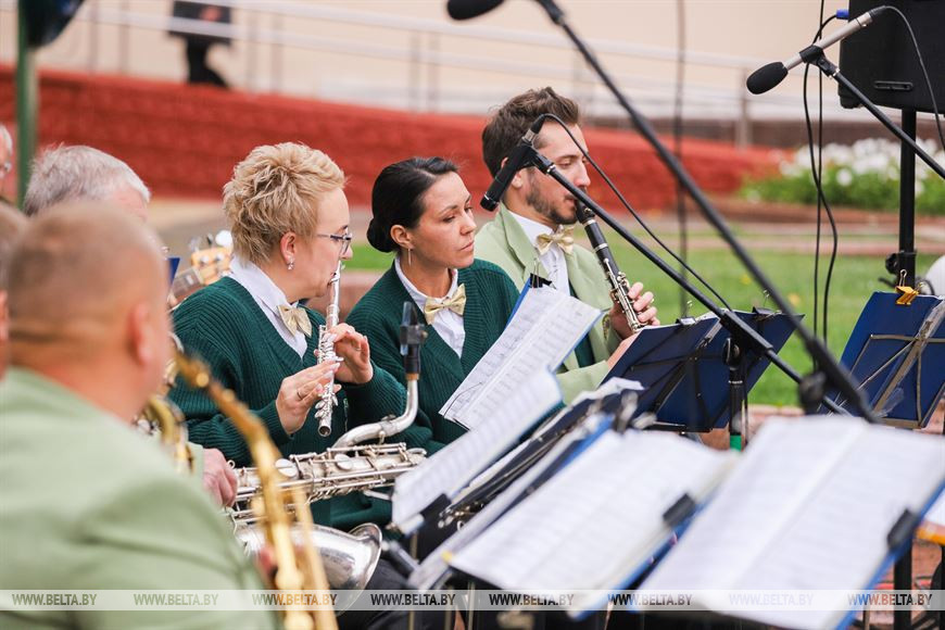В ритме вальса: Брестский городской духовой оркестр закрывает сезон уличных концертов