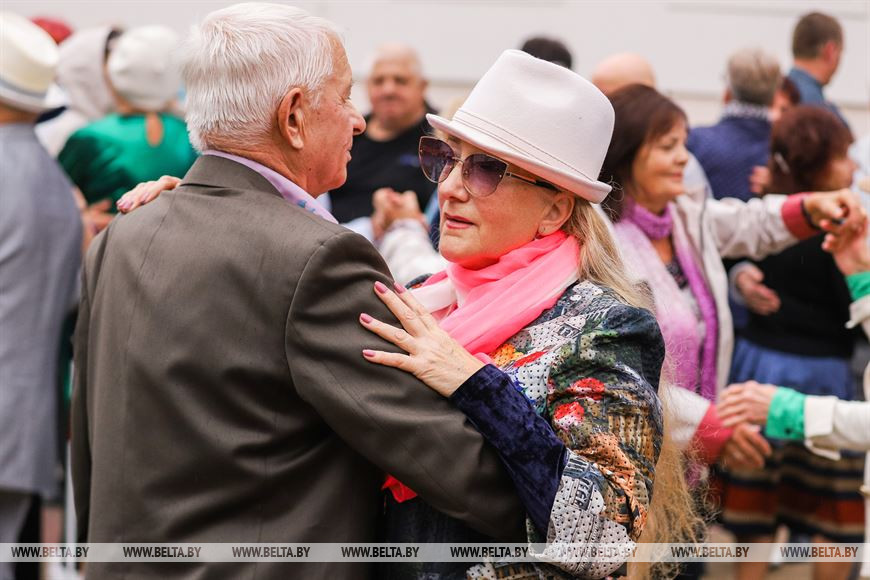 В ритме вальса: Брестский городской духовой оркестр закрывает сезон уличных концертов