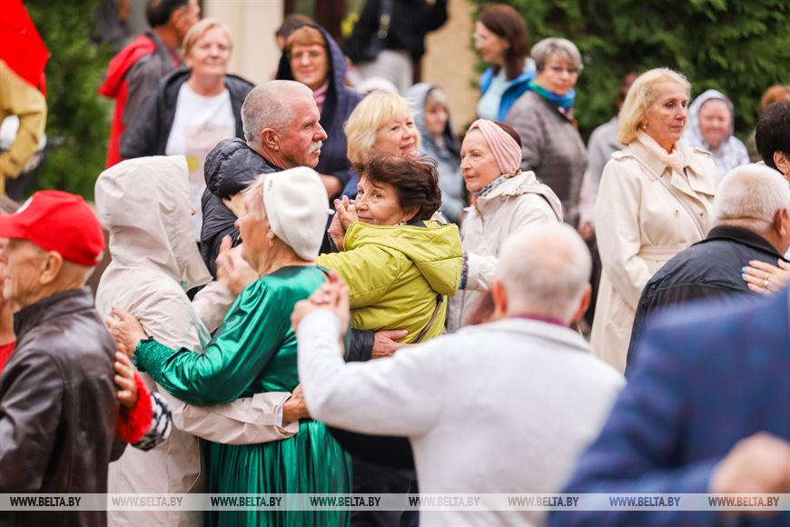 В ритме вальса: Брестский городской духовой оркестр закрывает сезон уличных концертов