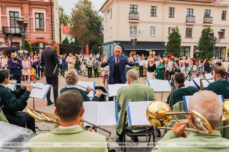 В ритме вальса: Брестский городской духовой оркестр закрывает сезон уличных концертов