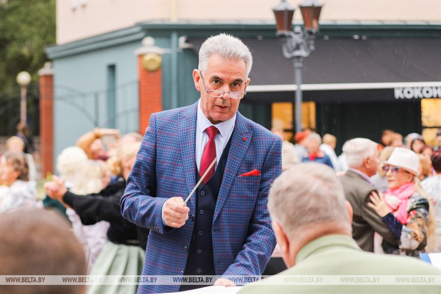В ритме вальса: Брестский городской духовой оркестр закрывает сезон уличных концертов
