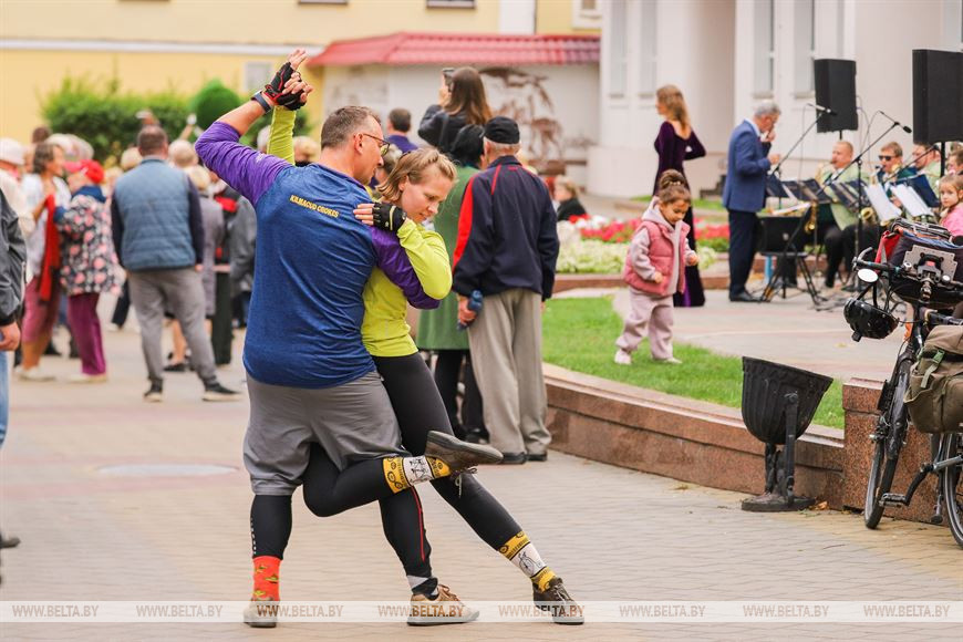 В ритме вальса: Брестский городской духовой оркестр закрывает сезон уличных концертов