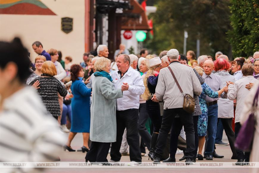 В ритме вальса: Брестский городской духовой оркестр закрывает сезон уличных концертов