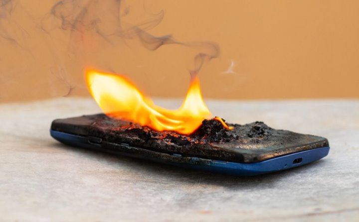 У белоруса в BMW загорелся телефон