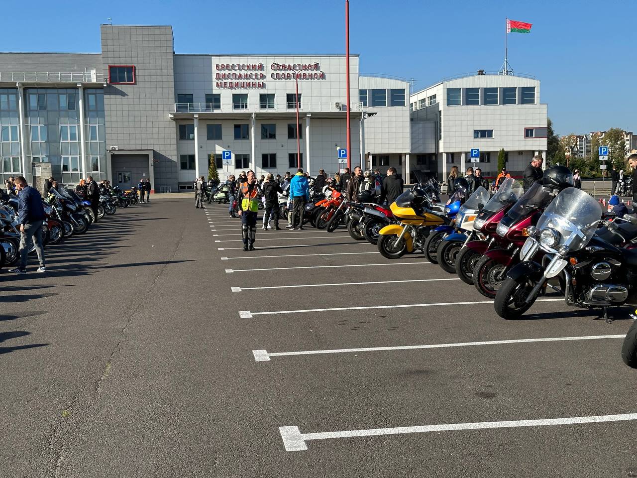 В эти минуты в Бресте на парковке у Ледового дворца проходит закрытие мотосезона-2023