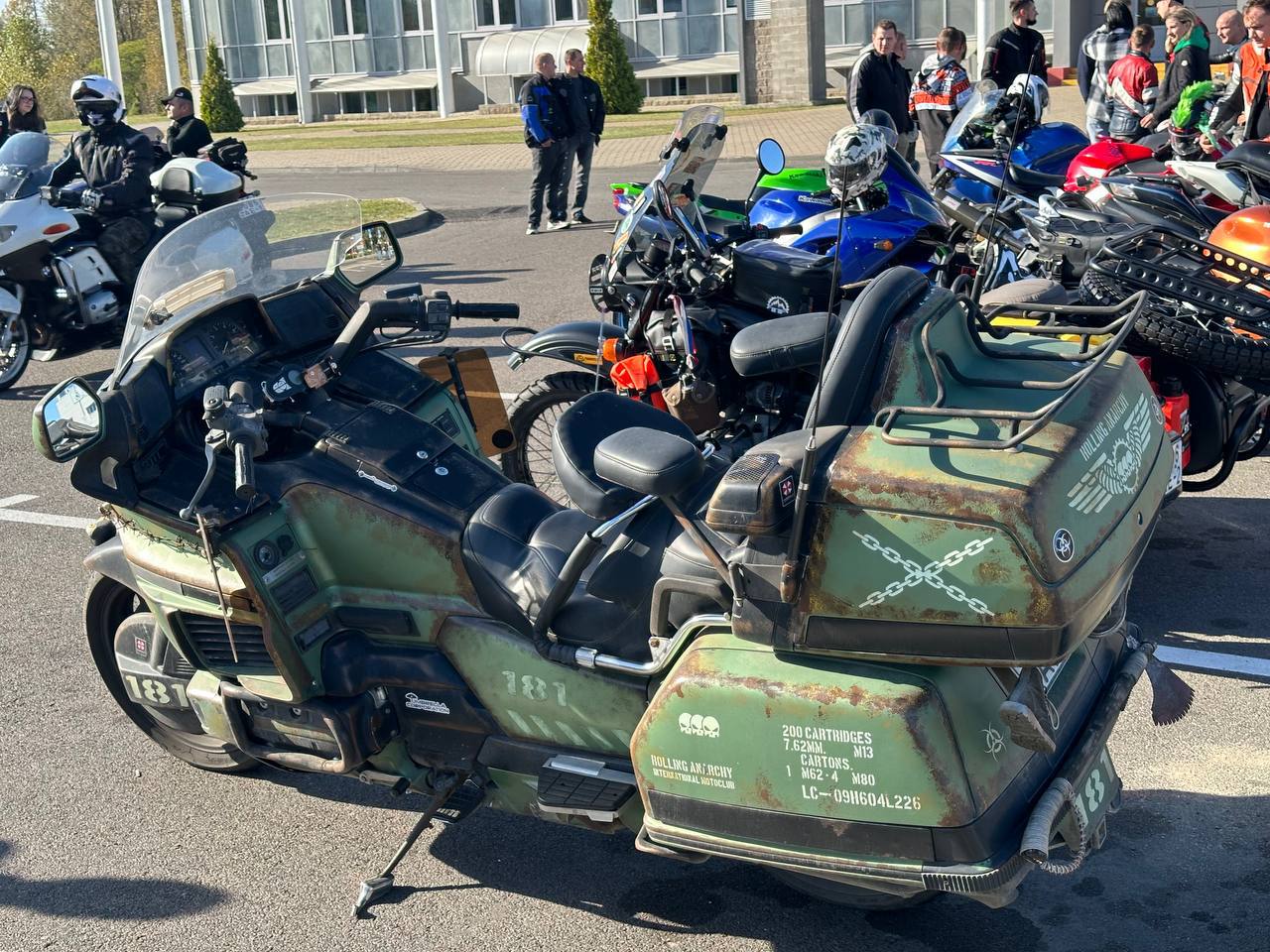 В эти минуты в Бресте на парковке у Ледового дворца проходит закрытие мотосезона-2023