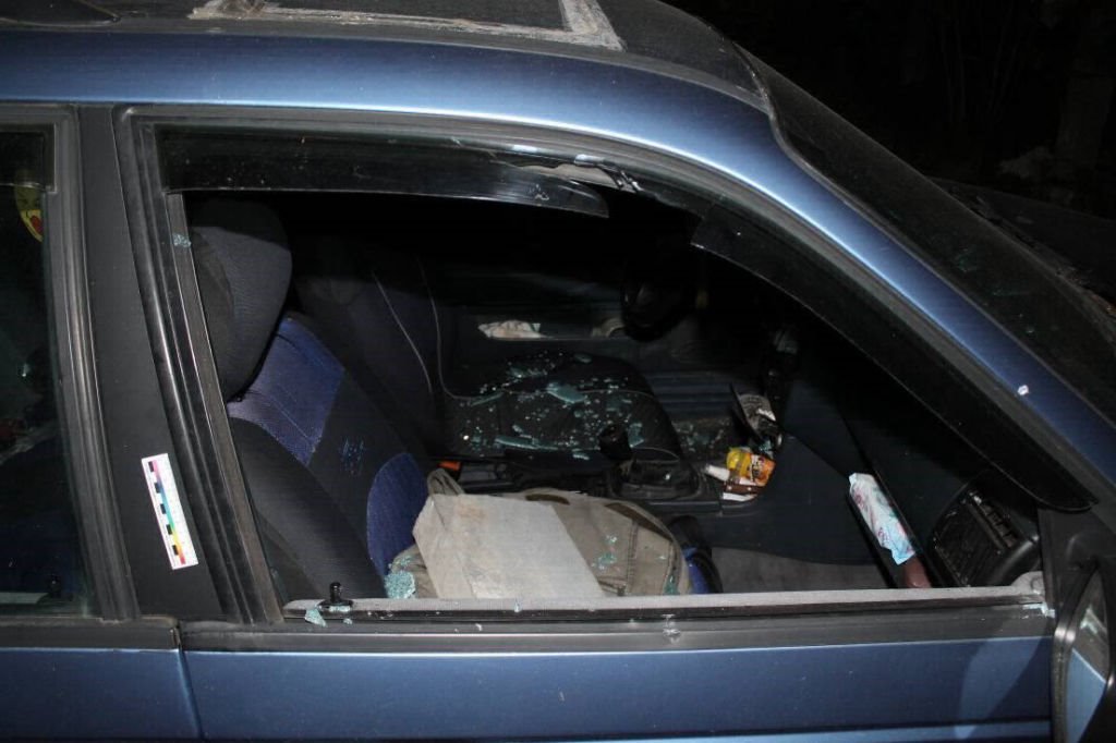 Ему показалось, что это дикий зверь. В Гродно мужчина справил нужду на автомобиль и разбил стекло