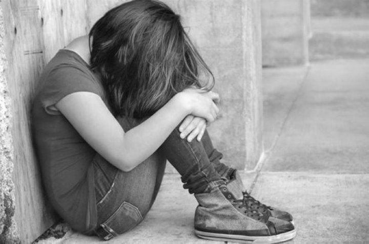 В Беларуси школьницу поставили на колени и заставили извиняться