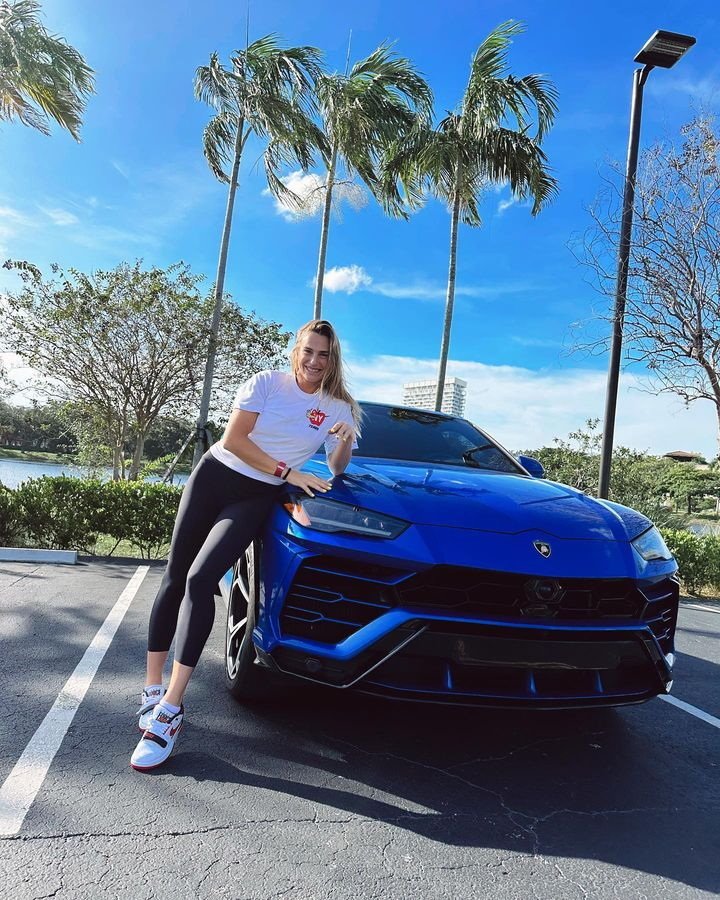 Первая ракетка мира белоруска Арина Соболенко похвасталась новым роскошным автомобилем. Сколько он стоит?