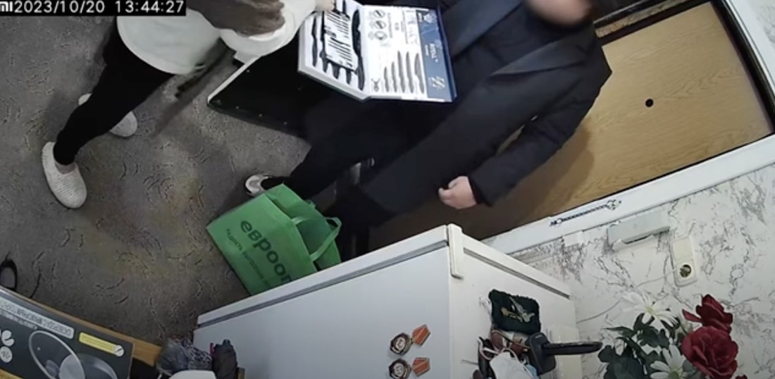 «Вера Павловна, поздравлять вас будем». Как бабушка — крепкий орешек отвадила «ходоков» (смотреть со звуком)