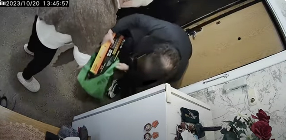 «Вера Павловна, поздравлять вас будем». Как бабушка — крепкий орешек отвадила «ходоков» (смотреть со звуком)