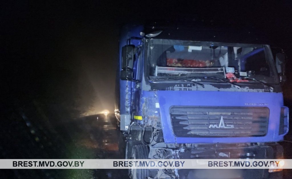 Житель Бреста на МАЗ врезался в припаркованный автомобиль