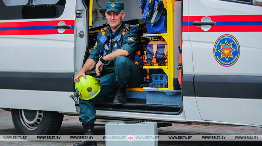 «Дочь родилась в день первого дежурства». Врач из Бреста о службе в МЧС и воспитании себя в отцовстве