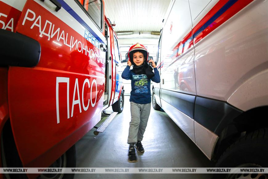 «Дочь родилась в день первого дежурства». Врач из Бреста о службе в МЧС и воспитании себя в отцовстве