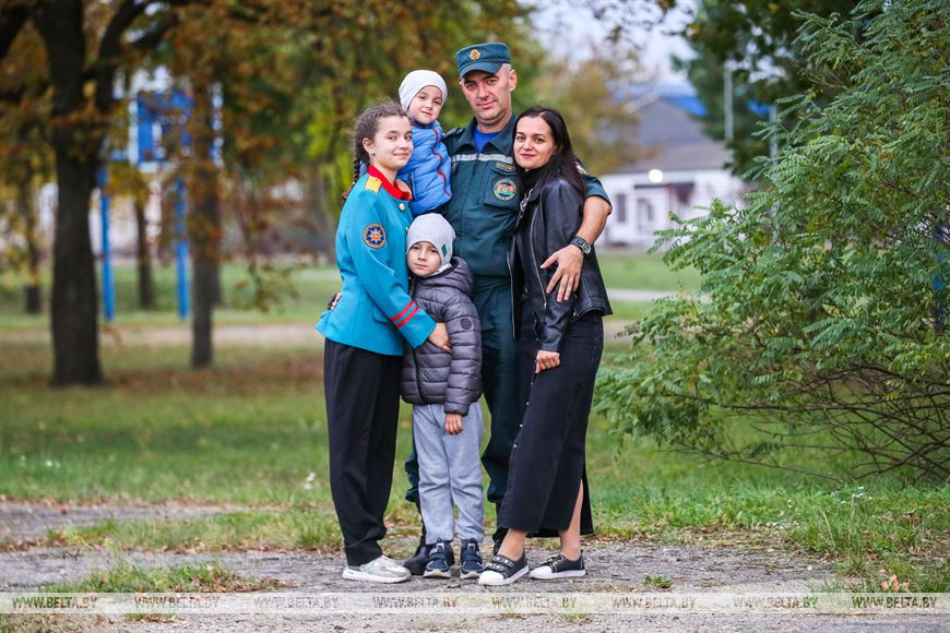 «Дочь родилась в день первого дежурства». Врач из Бреста о службе в МЧС и воспитании себя в отцовстве