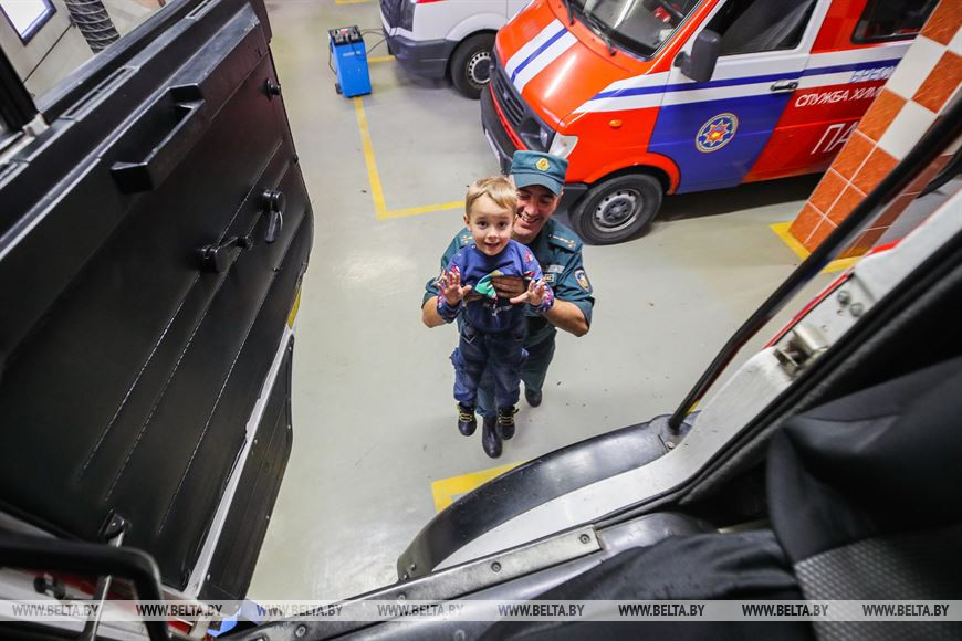 «Дочь родилась в день первого дежурства». Врач из Бреста о службе в МЧС и воспитании себя в отцовстве