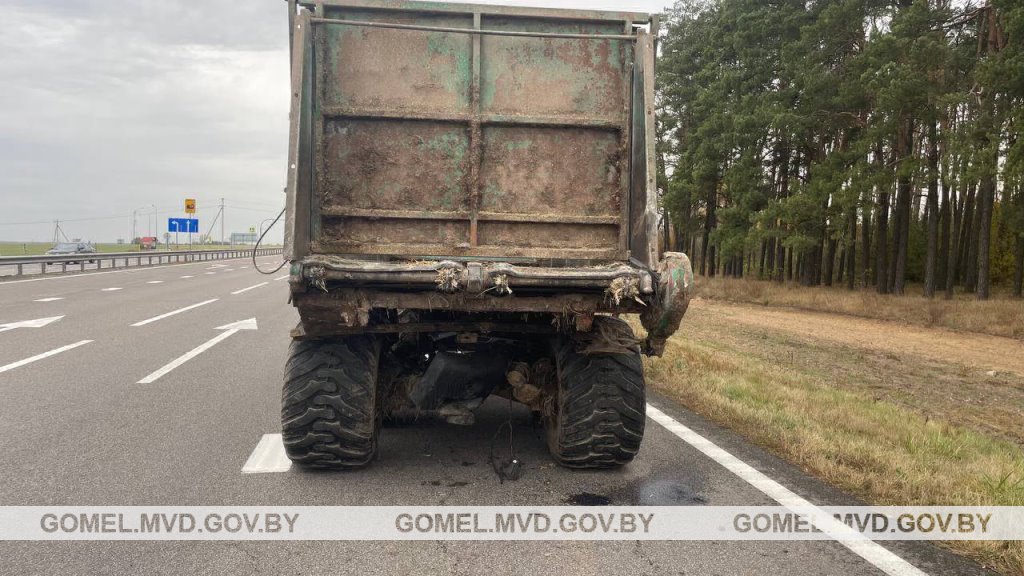 Водитель Renault серьезно пострадал в аварии с трактором