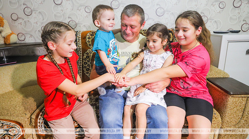 В Малорите отец в одиночку воспитывает трех дочерей и крошку-сына