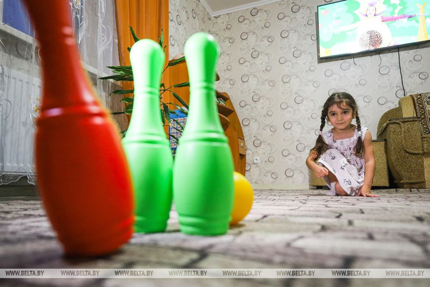 В Малорите отец в одиночку воспитывает трех дочерей и крошку-сына