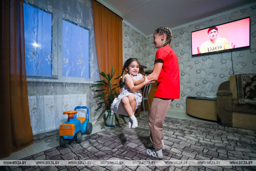 В Малорите отец в одиночку воспитывает трех дочерей и крошку-сына