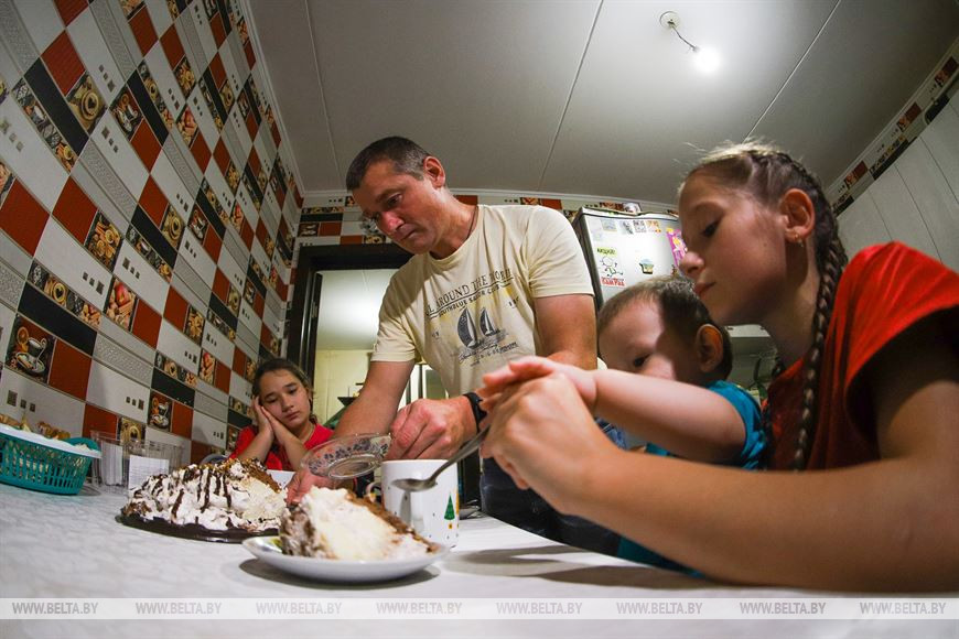 В Малорите отец в одиночку воспитывает трех дочерей и крошку-сына