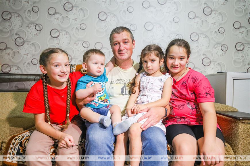 В Малорите отец в одиночку воспитывает трех дочерей и крошку-сына