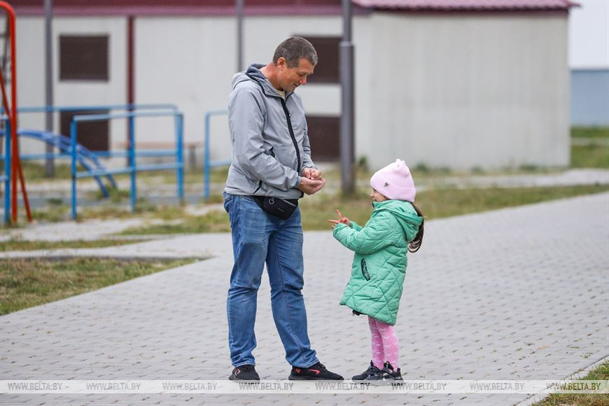 В Малорите отец в одиночку воспитывает трех дочерей и крошку-сына