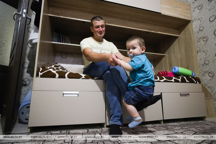 В Малорите отец в одиночку воспитывает трех дочерей и крошку-сына