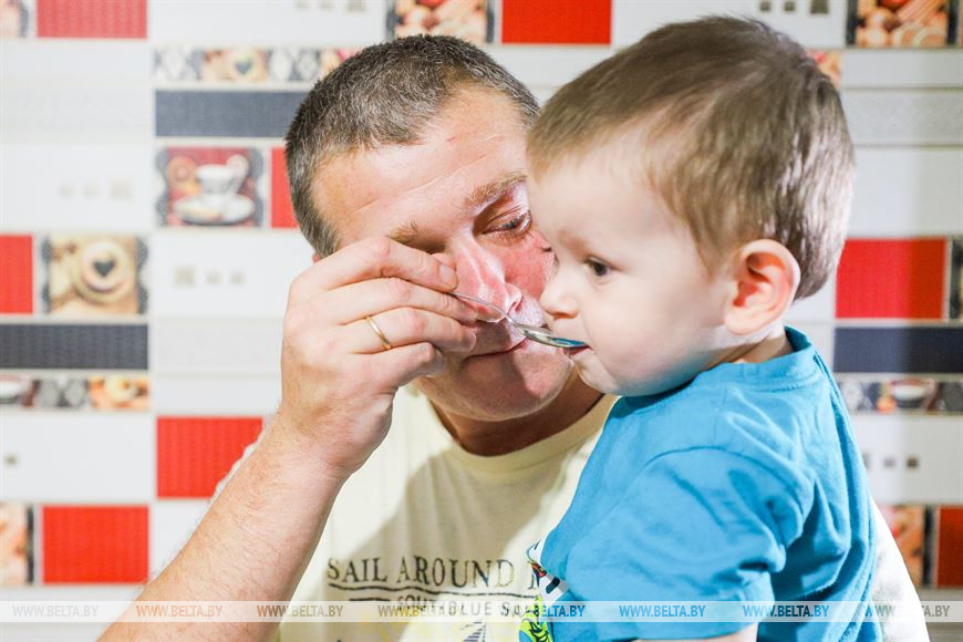 В Малорите отец в одиночку воспитывает трех дочерей и крошку-сына