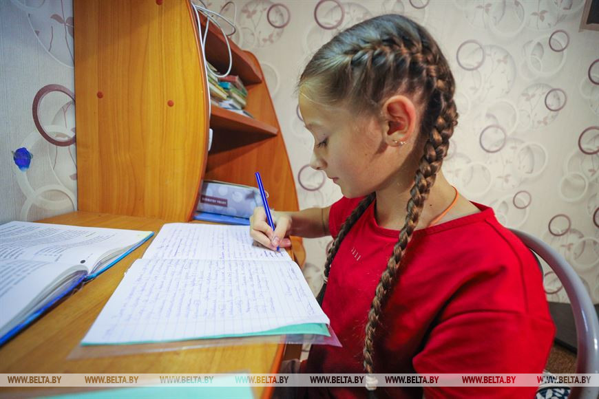 В Малорите отец в одиночку воспитывает трех дочерей и крошку-сына