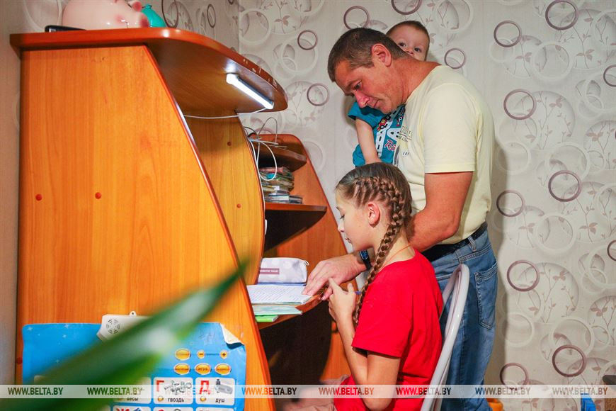 В Малорите отец в одиночку воспитывает трех дочерей и крошку-сына