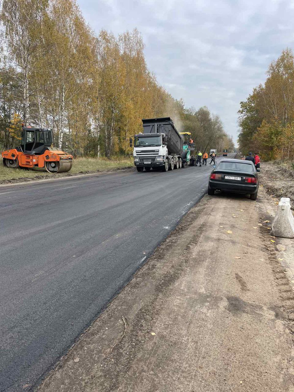 Продолжаются работы по устройству выравнивающего слоя асфальтобетонного покрытия по ул. Октябрьской Революции (Красный двор)
