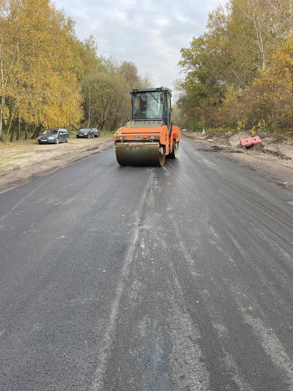 Продолжаются работы по устройству выравнивающего слоя асфальтобетонного покрытия по ул. Октябрьской Революции (Красный двор)