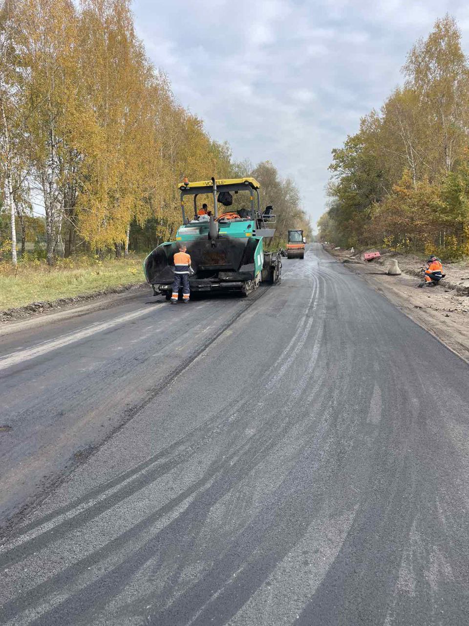 Продолжаются работы по устройству выравнивающего слоя асфальтобетонного покрытия по ул. Октябрьской Революции (Красный двор)