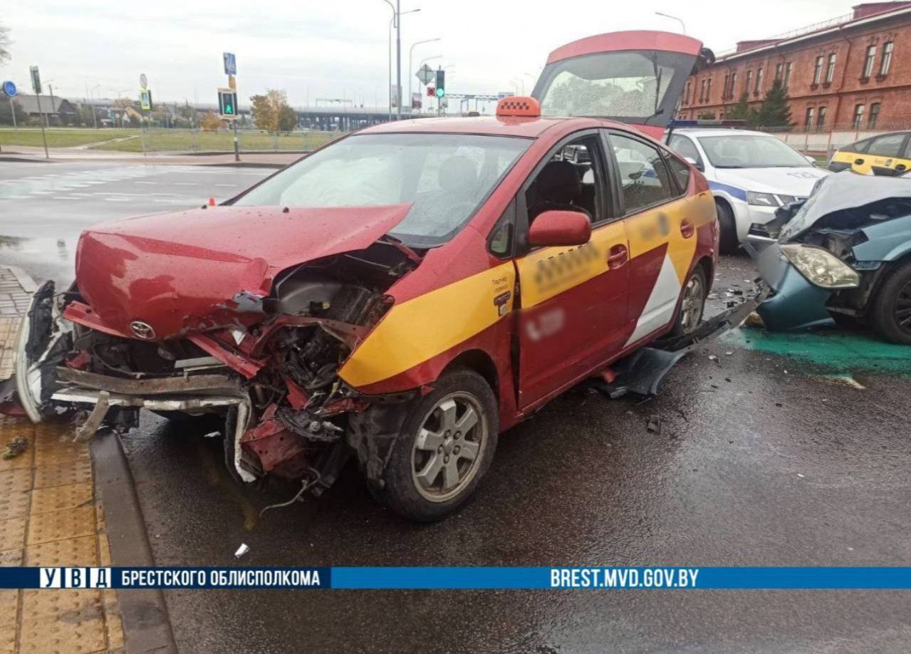 На улице Брестских Дивизий произошло ДТП с участием такси. Подробности
