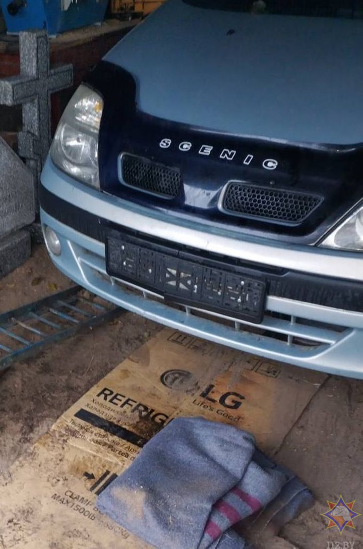 В Беларуси Renault Scenic упал на 56-летнего мужчину во время ремонта