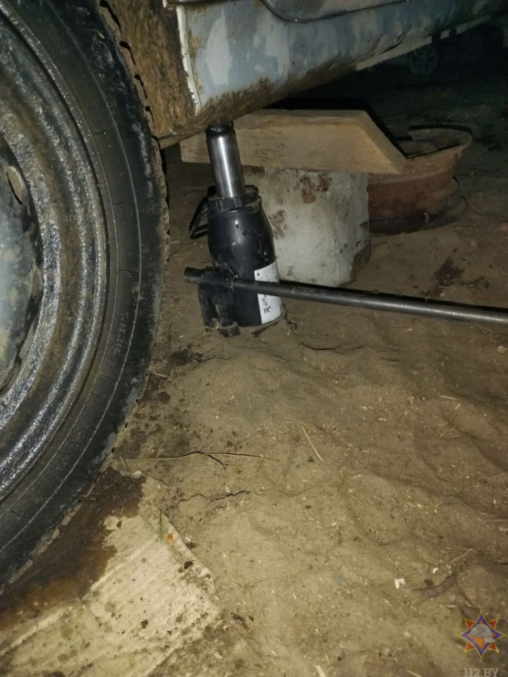 В Беларуси Renault Scenic упал на 56-летнего мужчину во время ремонта