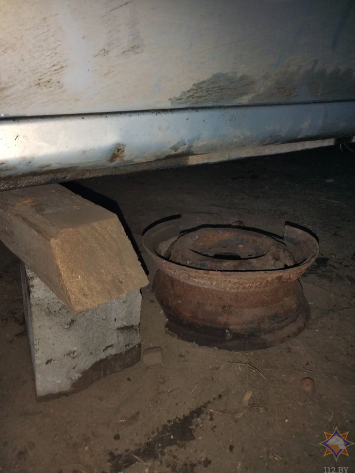 В Беларуси Renault Scenic упал на 56-летнего мужчину во время ремонта