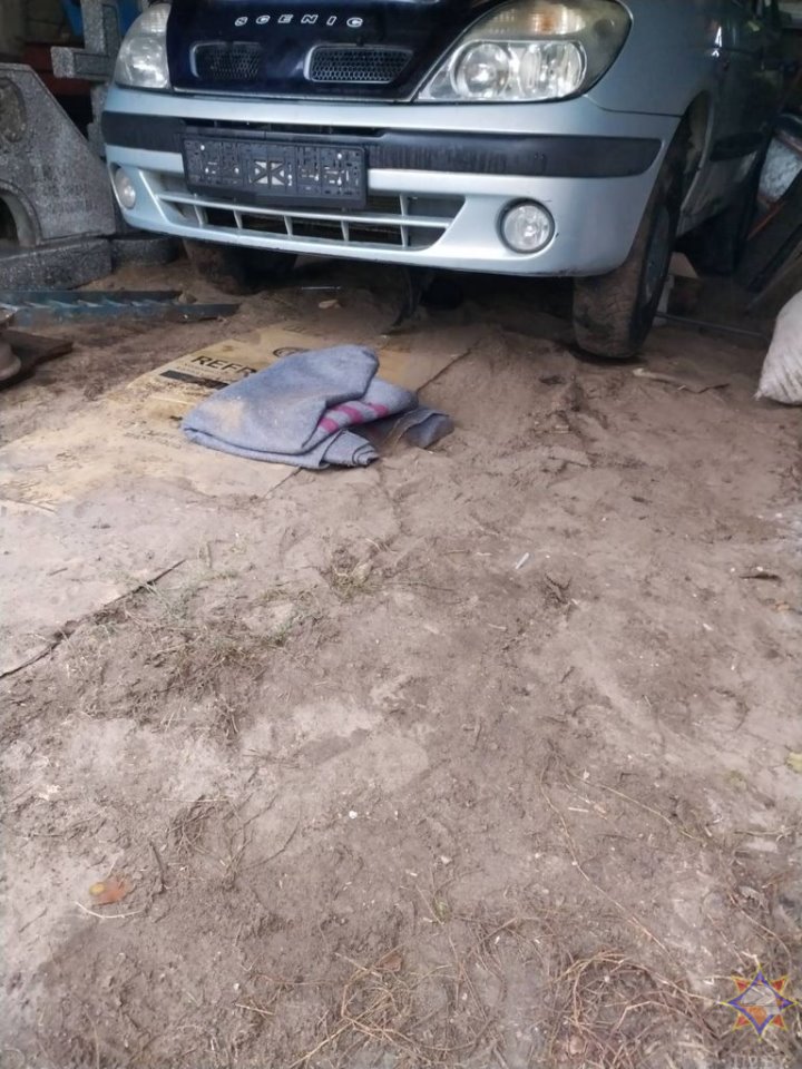 В Беларуси Renault Scenic упал на 56-летнего мужчину во время ремонта